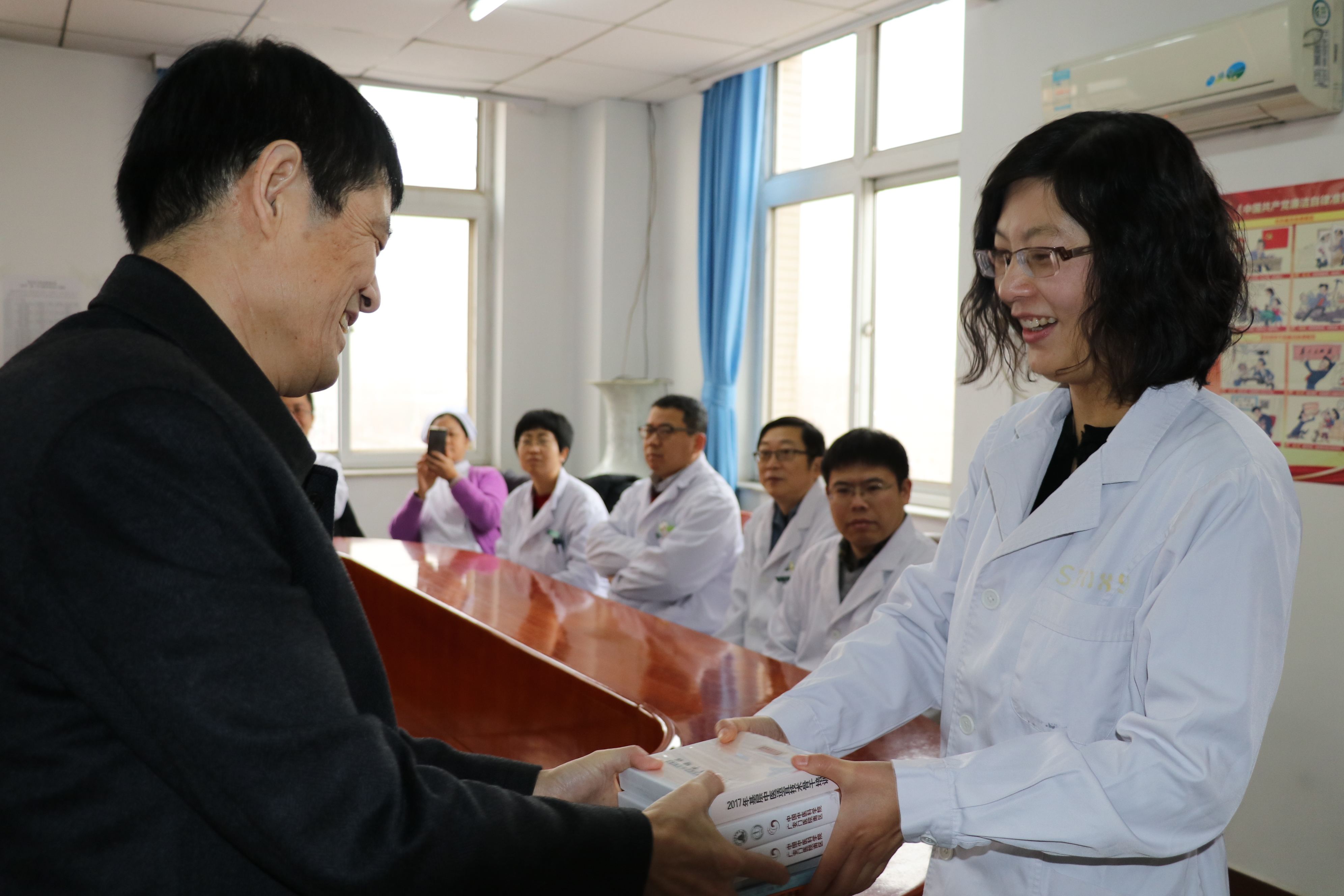 关于中国中医科学院广安门医院跑腿代挂专家号，预约成功再收费的信息