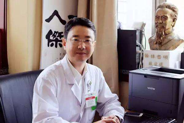 首都医科大学附属北京中医医院代挂专家号跑腿，只需要您的一个电话的简单介绍