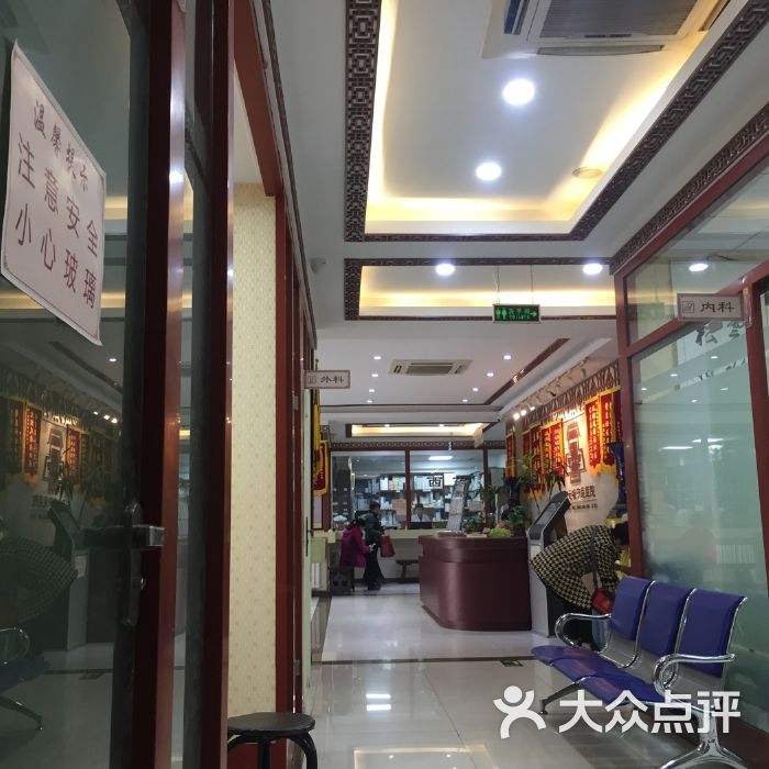 包含北京中医医院门口黄牛，为您解决挂号就医难题的词条