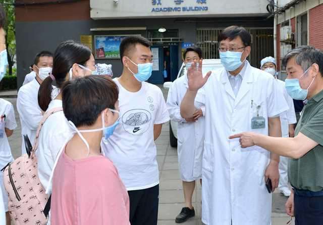 包含地坛医院票贩子挂号代办；新闻1+1丨优化防控措施下广州疫情如何应对?