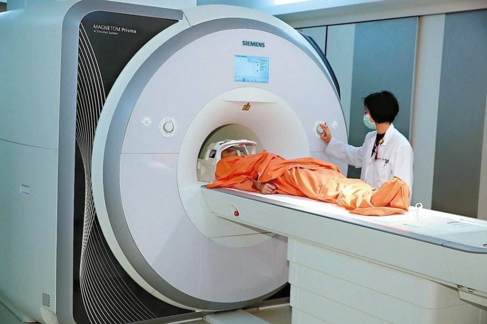 东直门医院【李忠】代挂黄牛电话；一文看懂X线、CT与核磁(MRI)的区别的简单介绍