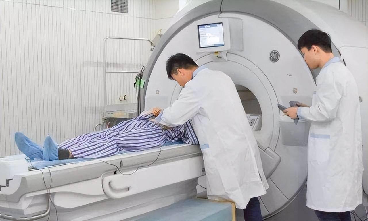 关于北京医院专家挂号找黄牛;惨痛的教训!做核磁检查背后藏着这么多重要的注意事项.......的信息