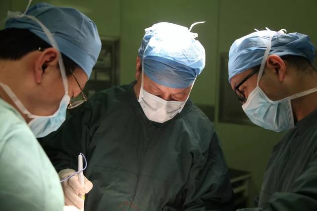 包含中国医学科学院肿瘤医院胸外科找号贩子挂号多少钱；为什么医生不建议做核磁共振?核磁共振和CT检查，哪一个更好?