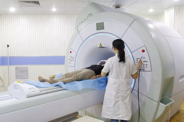 包含空军总医院黄牛跑腿挂号联系方式；和CT相比，核磁共振有哪些优势和劣势?医院可不会坦白说的词条